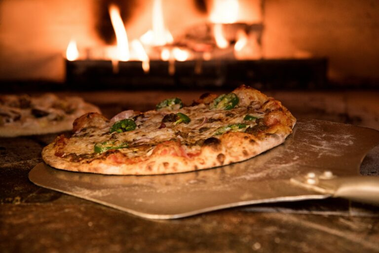 Frisch gebackene Pizza aus dem Ofen